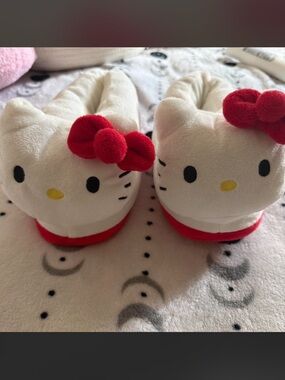 Sanrio Hello Kitty Plush Slippers in White with Red Bow
